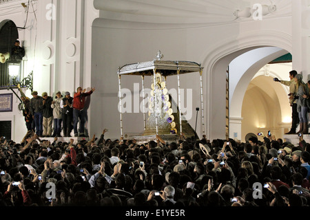 Migliaia di fedeli a toccare la Vergine di El Rocío durante il processionin Romeria Rocio nella provincia di Huelva, Andalusia Foto Stock