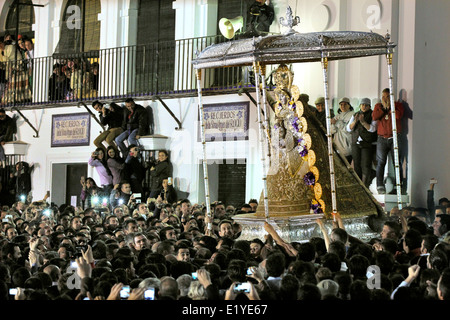 Migliaia di fedeli a toccare la Vergine di El Rocío durante il processionin Romeria Rocio nella provincia di Huelva, Andalusia Foto Stock