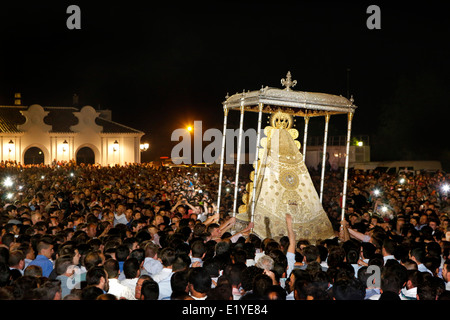 Migliaia di fedeli a toccare la Vergine di El Rocío durante il processionin Romeria Rocio nella provincia di Huelva, Andalusia Foto Stock