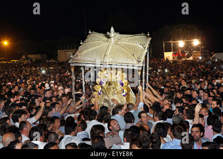 Migliaia di fedeli a toccare la Vergine di El Rocío durante il processionin Romeria Rocio nella provincia di Huelva, Andalusia Foto Stock