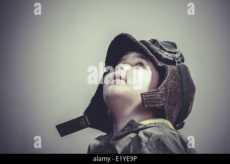 Divertente e divertente bambino vestito di aviatore cappello e occhiali di protezione Foto Stock