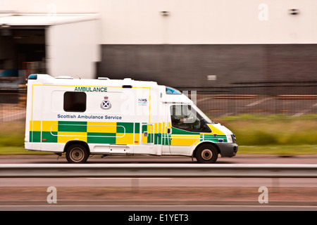 Servizio di ambulanza scozzese ambulanza ambulanza che accelera lungo la Kingsway West Dual carriage rispondere a un'emergenza 999 a Dundee, Scozia Foto Stock