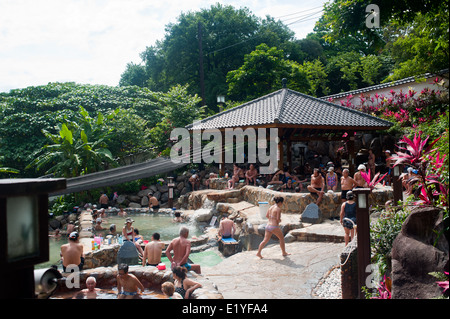 Taipei Taiwan 2014 - Hot Springs men relax nelle piscine termali del Millenium Hot Springs in Beitou, Foto Stock