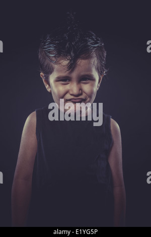 Ragazzo con slicked-indietro i capelli, divertente ed espressiva Foto Stock