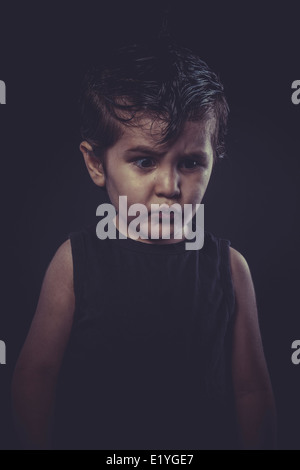 Ragazzo con slicked-indietro i capelli, divertente ed espressiva Foto Stock