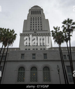 Los Angeles, California, USA. 1 Mar 2014. Il cielo nuvoloso di chiudere in su Los Angeles City Hall sabato 1 marzo 2014.---------Los Angeles City Hall, progettato da Austin, il morbo di Parkinson & Martin, è stato una parte di la della città con i suoi 32 piani dal 1928. LA City Hall è il più alto isolato-creazione di basi in tutto il mondo e costruiti per resistere ad un 8.2 terremoto di magnitudine. Costruttori di sabbia utilizzata da tutti i 58 contee della California lungo con acqua da ciascuno dei Golden dello Stato spagnolo 21 missioni ed era il più alto edificio della città fino al 1964. LA City Hall è stato una parte di innumerevoli film e ha Foto Stock