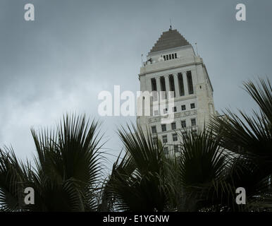 Los Angeles, California, USA. 1 Mar 2014. Nuvoloso, grigio, cieli chiudere in su Los Angeles City Hall sabato 1 marzo 2014.---------Los Angeles City Hall, progettato da Austin, il morbo di Parkinson & Martin, è stato una parte di la della città con i suoi 32 piani dal 1928. LA City Hall è il più alto isolato-creazione di basi in tutto il mondo e costruiti per resistere ad un 8.2 terremoto di magnitudine. Costruttori di sabbia utilizzata da tutti i 58 contee della California lungo con acqua da ciascuno dei Golden dello Stato spagnolo 21 missioni ed era il più alto edificio della città fino al 1964. LA City Hall è stato una parte di innumerevoli film Foto Stock