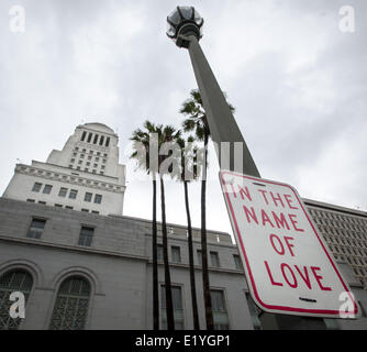 Los Angeles, California, USA. 1 Mar 2014. Il cielo nuvoloso di chiudere in su Los Angeles City Hall sabato 1 marzo 2014.---------Los Angeles City Hall, progettato da Austin, il morbo di Parkinson & Martin, è stato una parte di la della città con i suoi 32 piani dal 1928. LA City Hall è il più alto isolato-creazione di basi in tutto il mondo e costruiti per resistere ad un 8.2 terremoto di magnitudine. Costruttori di sabbia utilizzata da tutti i 58 contee della California lungo con acqua da ciascuno dei Golden dello Stato spagnolo 21 missioni ed era il più alto edificio della città fino al 1964. LA City Hall è stato una parte di innumerevoli film e ha Foto Stock
