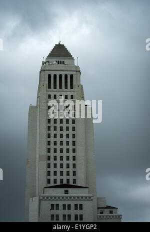 Los Angeles, California, USA. 1 Mar 2014. Nuvoloso, grigio, cieli chiudere in su Los Angeles City Hall sabato 1 marzo 2014.---------Los Angeles City Hall, progettato da Austin, il morbo di Parkinson & Martin, è stato una parte di la della città con i suoi 32 piani dal 1928. LA City Hall è il più alto isolato-creazione di basi in tutto il mondo e costruiti per resistere ad un 8.2 terremoto di magnitudine. Costruttori di sabbia utilizzata da tutti i 58 contee della California lungo con acqua da ciascuno dei Golden dello Stato spagnolo 21 missioni ed era il più alto edificio della città fino al 1964. LA City Hall è stato una parte di innumerevoli film Foto Stock