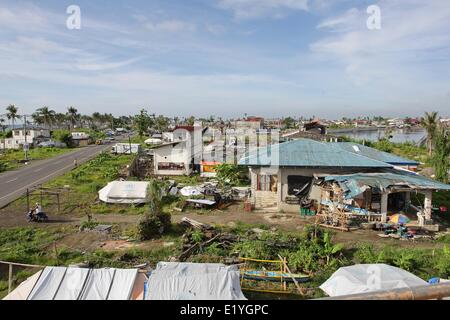 Una vista generale di Barangay 88, San Jose, Tacloban City. Il 8 novembre 2013, Haiyan, uno dei più potenti typhoon mai a colpire paese devastato Eastern Visayas lasciando migliaia di morti e di sfollati. Secondo le stime del governo 16 milioni di persone sono state colpite dal tifone, con 6.300 riportati morti e migliaia di più manca. Alloggiamento e mezzi di sostentamento sono tra le gravi sfide nel processo di riabilitazione in Haiyan-aree colpite sette mesi dopo il disastro. (Foto di Mark Fredesjed R. Cristino / Pacific Stampa) Foto Stock