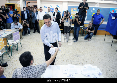 Alexis Tsipras, leader dell'ala sinistra coalizione della sinistra radicale (SYRIZA) partito getta il suo voto . Foto Stock