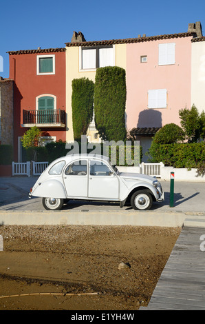 White Citroën 2CV Vintage o Veterano auto parcheggiate in Port Grimaud Cittadina Var Costa Azzurra Francia Foto Stock