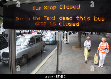 Londra, Regno Unito..11 Giugno 2014. Nero tassisti di protesta contro il servizio taxi app Uber, porta centrale di Londra a un fermo. Uniti in molti numeri da futuri Black Cab Driver su ciclomotori attualmente facendo "conoscenza". Londra cabbies sottolinea il fatto che essi non hanno avuto alcun problema con la Uber, solo con il trasporto per Londra per non applicando la legislazione attuale. Credito: Michael Kemp/Alamy Live News Foto Stock