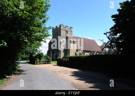 Chiesa Birdham nelle vicinanze del Chichester West Sussex con un twisted cipresso una conifera credevano di essere al di sopra di 350 anni Foto Stock