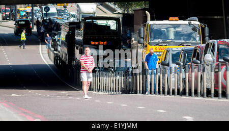 Blackfriars, Londra, Regno Unito. 11 giugno 2014. Traffico di Londra dovesse arrestarsi come London Black Cabs fase una protesta per il lancio della smart phone app chiamata Uber che consente ai clienti di prenotare un taxi dalla loro posizione utilizzando un telefono intelligente. Black Cab Driver rivendicazione la Uber non è regolato abbastanza, la protesta doveva essere al di sopra di 3pm ma sembra destinata a provocare problemi di traffico per il resto della giornata. Credito: Lenscap/Alamy Live News Foto Stock