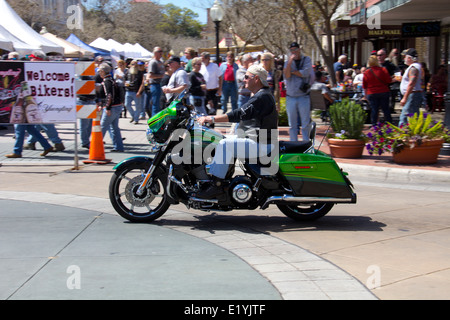 Downtown DeLand prende vita ogni Marzo quando il DeLand Bike Rally arriva in città, DeLand, FL. Foto Stock