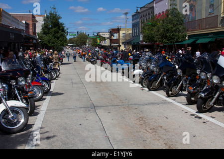 Downtown DeLand prende vita ogni Marzo quando il DeLand Bike Rally arriva in città, DeLand, FL. Foto Stock