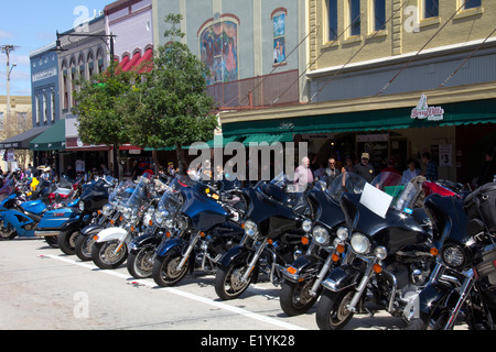 Downtown DeLand prende vita ogni Marzo quando il DeLand Bike Rally arriva in città, DeLand, FL. Foto Stock