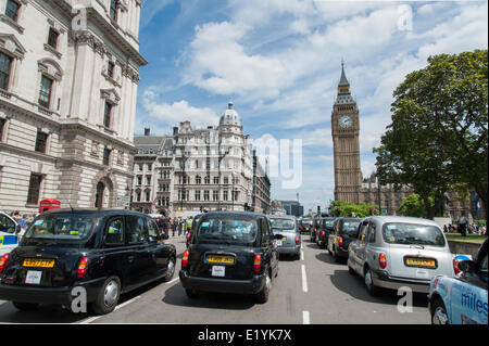 Londra, Regno Unito. 11 giugno 2014. Taxi prendere portare la piazza del Parlamento a un supporto ancora come cab driver tenendo un anti-Uber protesta nel centro di Londra. Una serie di proteste si sono tenute in tutta Europa dai tradizionali servizi di taxi che sono arrabbiato per la mancanza del regolamento della cabina ferma Uber. Credito: Pete Maclaine/Alamy Live News Foto Stock