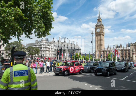 Londra, Regno Unito. 11 giugno 2014. Taxi prendere portare la piazza del Parlamento a un supporto ancora come cab driver tenendo un anti-Uber protesta nel centro di Londra. Una serie di proteste si sono tenute in tutta Europa dai tradizionali servizi di taxi che sono arrabbiato per la mancanza del regolamento della cabina ferma Uber. Credito: Pete Maclaine/Alamy Live News Foto Stock