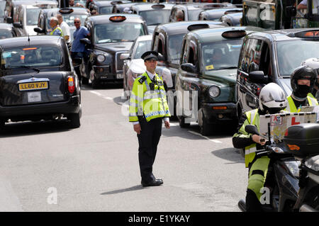 Si stima che 12.000 i tassisti londinesi di protesta contro il nuovo smartphone app 'uber' che aiuta le persone a ordinare i taxi, ma i piloti dire è illegale. Whitehall in una fase di stallo. Londra, Regno Unito. 11 giugno 2014. Foto Stock