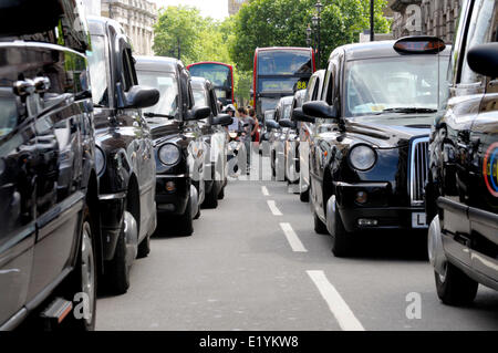 Si stima che 12.000 i tassisti londinesi di protesta contro il nuovo smartphone app 'uber' che aiuta le persone a ordinare i taxi, ma i piloti dire è illegale. Whitehall in una fase di stallo. Londra, Regno Unito. 11 giugno 2014. Foto Stock