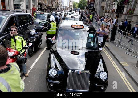 Londra, Regno Unito. 11 giugno 2014. Si stima che 12.000 i tassisti londinesi di protesta contro il nuovo smartphone app 'uber' Foto Stock