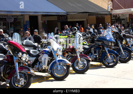 Downtown DeLand prende vita ogni Marzo quando il DeLand Bike Rally arriva in città, DeLand, FL. Foto Stock