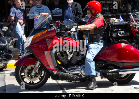 Downtown DeLand prende vita ogni Marzo quando il DeLand Bike Rally arriva in città, DeLand, FL. Foto Stock