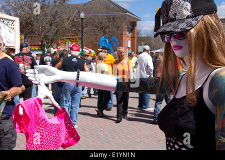 Downtown DeLand prende vita ogni Marzo quando il DeLand Bike Rally arriva in città, DeLand, FL. Foto Stock