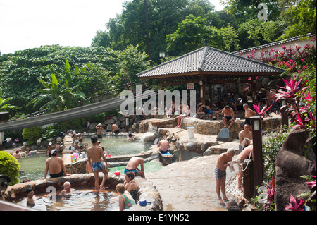 Taipei Taiwan 2014 - Hot Springs men relax nelle piscine termali del Millenium Hot Springs in Beitou, Foto Stock