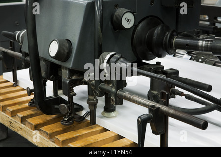 Le vecchie apparecchiature per una pressa in una moderna casa di stampa Foto Stock
