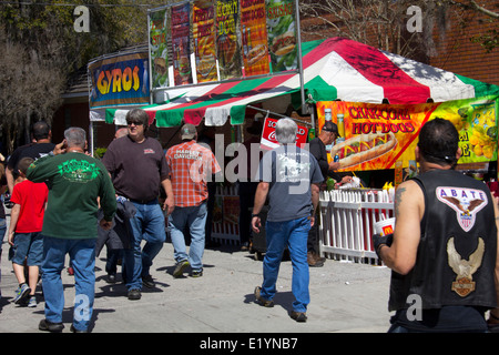 Downtown DeLand prende vita ogni Marzo quando il DeLand Bike Rally arriva in città, DeLand, FL. Foto Stock