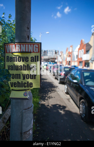 Pericolo ladri rimuovere tutti i vostri oggetti di valore auto. Segnale di avvertimento a Islington, Manchester, Regno Unito Foto Stock