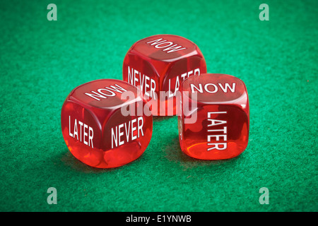 Perdere tempo concetto, tre dadi rossi su un feltro verde dello sfondo. Foto Stock