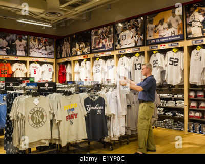 Yankees uniformi, Modell il negozio di articoli sportivi interni, NYC Foto Stock