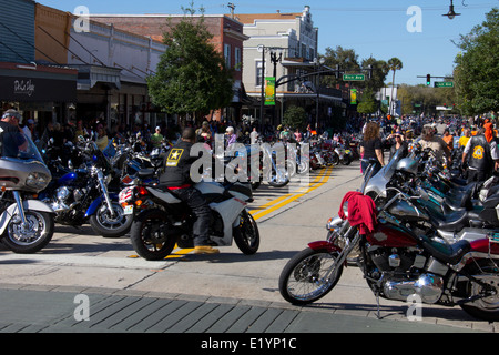 Downtown DeLand prende vita ogni Marzo quando il DeLand Bike Rally arriva in città, DeLand, FL. Foto Stock