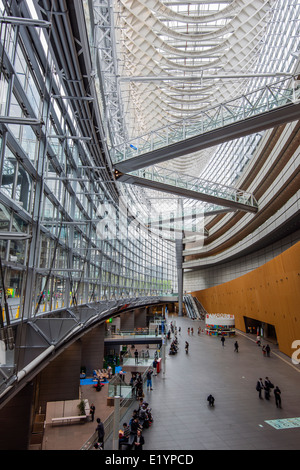 Interno del Tokyo International Forum Building, Tokyo, Giappone Foto Stock