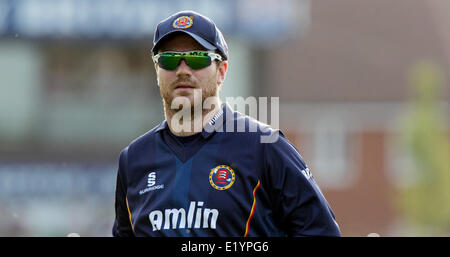 Canterbury, Regno Unito. 11 Giugno, 2014. Tim Phillips orologi il viaggio a sfera al confine mentre fielding durante la Natwest T20 Blast match tra Kent Spitfires ed Essex aquile presso l'Essex lo Spitfire credito di massa: Azione Plus sport/Alamy Live News Foto Stock