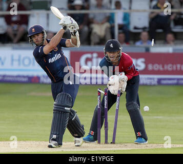 Canterbury, Regno Unito. 11 Giugno, 2014. Contrassegnare Pettini è colpiti da Darren Stevens durante la Natwest T20 Blast match tra Kent Spitfires ed Essex aquile presso l'Essex lo Spitfire credito di massa: Azione Plus sport/Alamy Live News Foto Stock