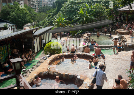 Taipei Taiwan 2014 - Hot Springs men relax nelle piscine termali del Millenium Hot Springs in Beitou, Foto Stock