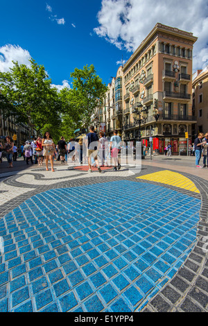 Pavimentazione variopinto mosaico di Joan Miro sulla Rambla street, Barcellona, in Catalogna, Spagna Foto Stock