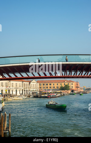 Il Ponte della Costituzione (Ponte della Costituzione), Aka Ponte Calatrava, sul Canal Grande a Piazzale Roma a Venezia, Italia Foto Stock