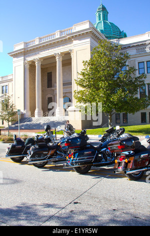 Downtown DeLand prende vita ogni Marzo quando il DeLand Bike Rally arriva in città, DeLand, FL. Foto Stock