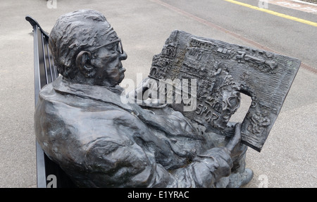 Scultura di Sir Nicholas George Winton MBE a Maidenhead Stazione ferroviaria -1 Foto Stock