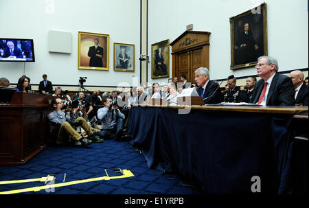 Washington DC, Stati Uniti d'America. 11 Giugno, 2014. Stati Uniti Il Segretario della Difesa Chuck Hagel (C) parla ad una audizione della casa Comitato delle Forze Armate presso il Campidoglio di Washington, DC, capitale degli Stati Uniti, 11 giugno 2014. Hagel Mercoledì ha difeso il rilascio di cinque talebani detenuti in cambio per il solo soldato americano tenuto prigioniero in Afghanistan. Credito: Bao Dandan/Xinhua/Alamy Live News Foto Stock