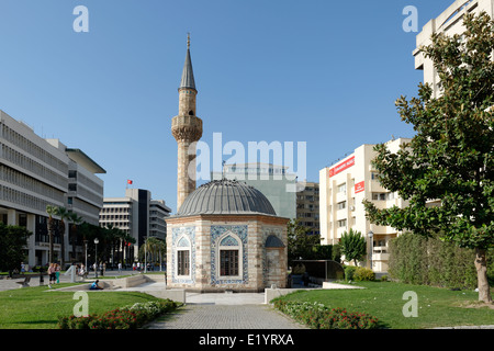 La Moschea Konak noto anche come moschea Yalı (Yalı Camii). È stato costruito nel 1755 si trova in piazza Konak. Izmir. La Turchia. Foto Stock