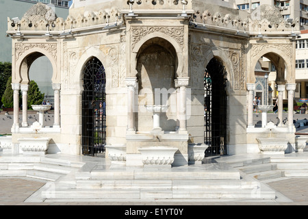 La Moschea Konak noto anche come moschea Yalı (Yalı Camii). È stato costruito nel 1755 si trova in piazza Konak. Izmir. La Turchia. Foto Stock