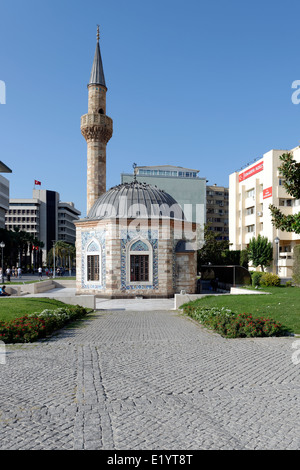 La Moschea Konak noto anche come moschea Yalı (Yalı Camii). È stato costruito nel 1755 si trova in piazza Konak. Izmir. La Turchia. Foto Stock