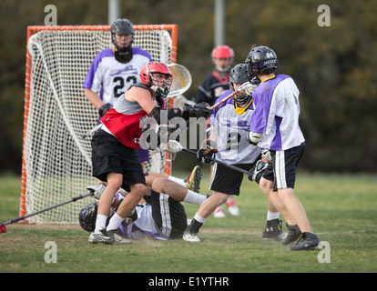 Alta scuola ragazzi indossare i caschi e di gareggiare in una gamma lacrosse corrispondono a Austin, Texas. Foto Stock